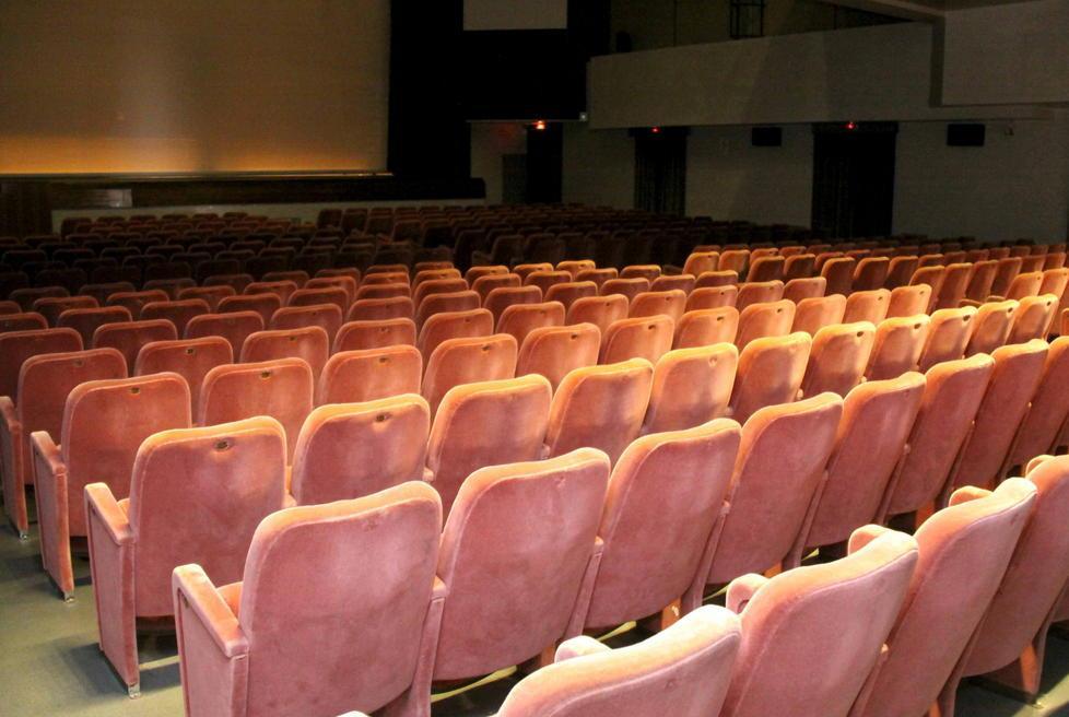 Rischia di slittare il via della stagione al teatro comunale 