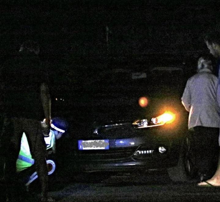 «Strada buia e molto pericolosa Servono illuminazione e dossi»