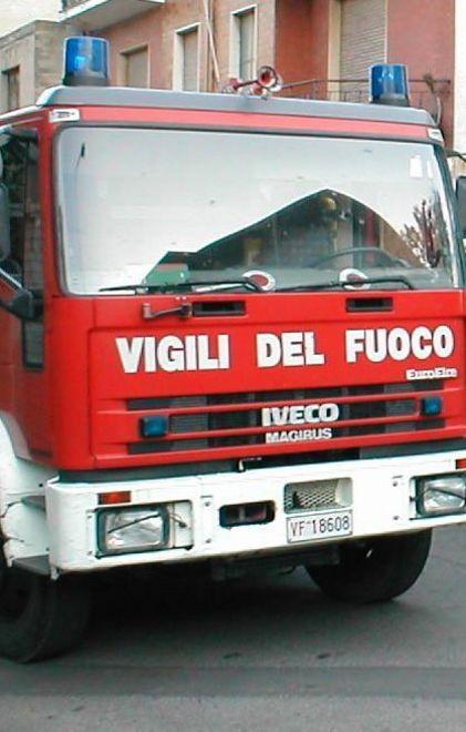 Palo elettrico pericoloso, intervento dei Vigili del fuoco 