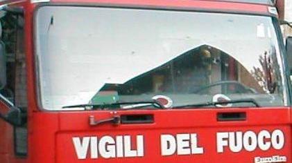 Palo elettrico pericoloso, intervento dei Vigili del fuoco