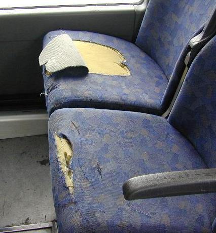 Vandali in azione su un pullman Arst Squarciati 7 sedili 