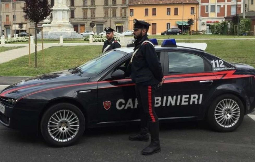 Ubriaca fuori strada Arrivano i militari e la denunciano 
