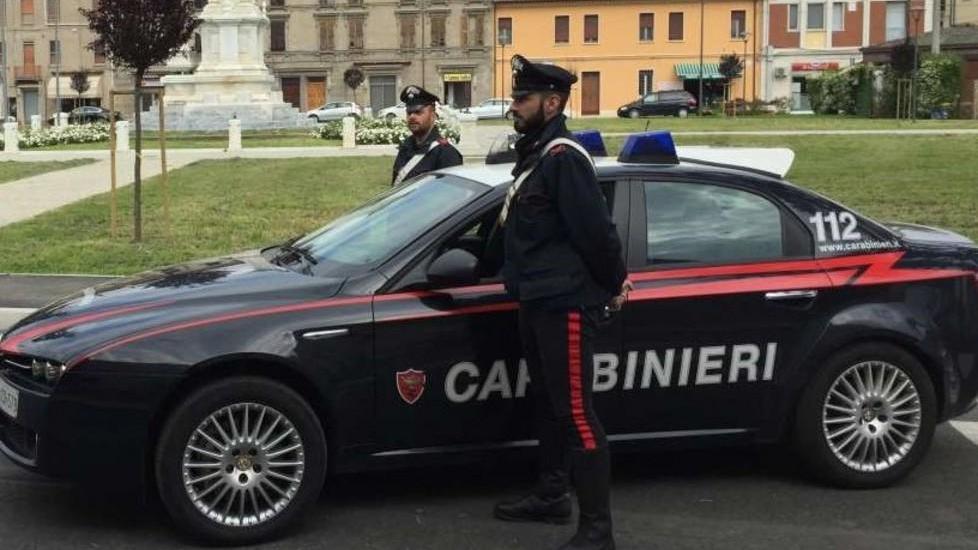 Ubriaca fuori strada Arrivano i militari e la denunciano