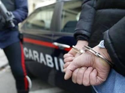 Evade per uscire con la ragazza: arrestato 