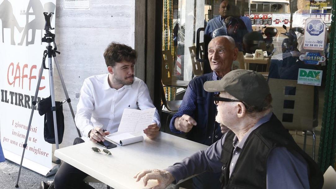 Il giornalista del Tirreno Gianni Tacchi a colloquio con un gruppo di abitanti di Coteto (Marzi Pentafoto)
