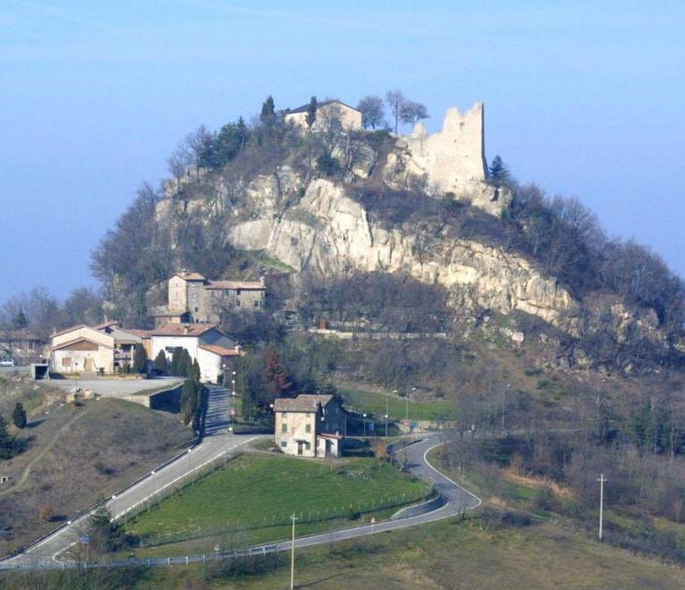 Intanto il Touring Club dedica sei pagine alla storica rupe