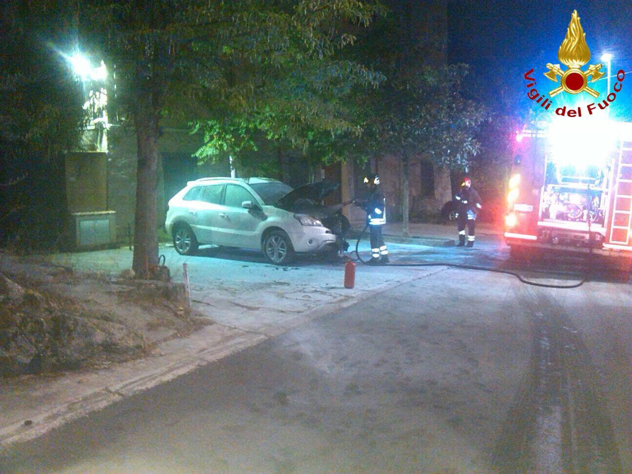 Attentato incendiario a Orotelli, in fiamme le auto di tre carabinieri