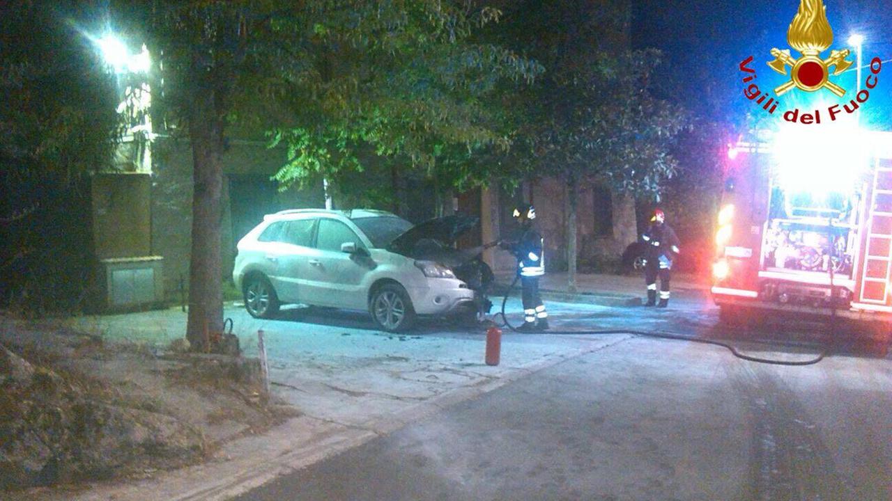 Attentato incendiario a Orotelli, in fiamme le auto di tre carabinieri
