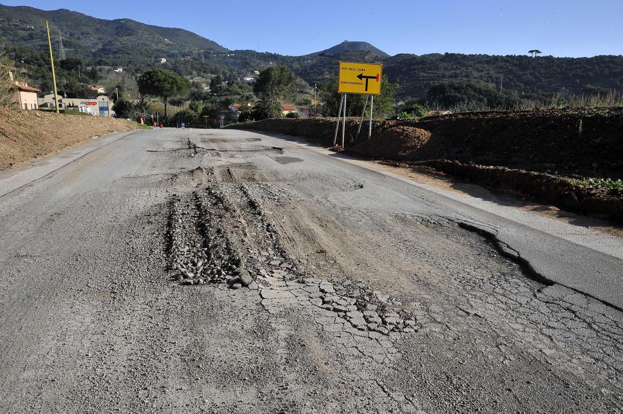 Una voragine sulla strada del Piano