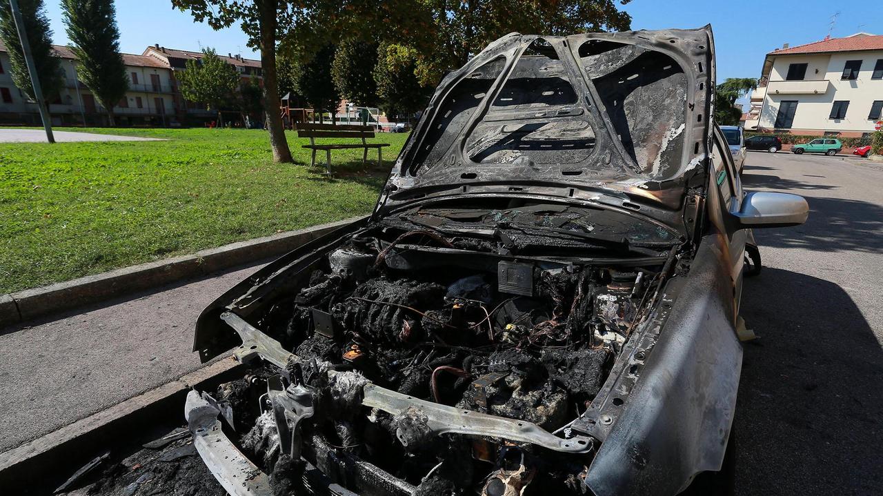 L'auto data alla fiamme (foto agenzia Carlo Sestini)