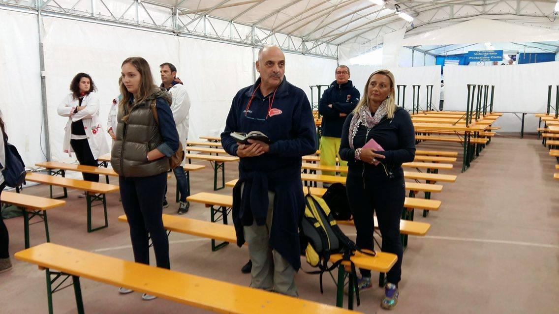 Paolo Brosio in una delle tende di Amatrice