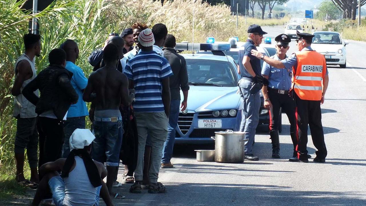 All’altezza di Perelli sulla Geodetica la protesta dei migranti ospiti della struttura di Guinzane (fotoservizio Paolo Barlettani)