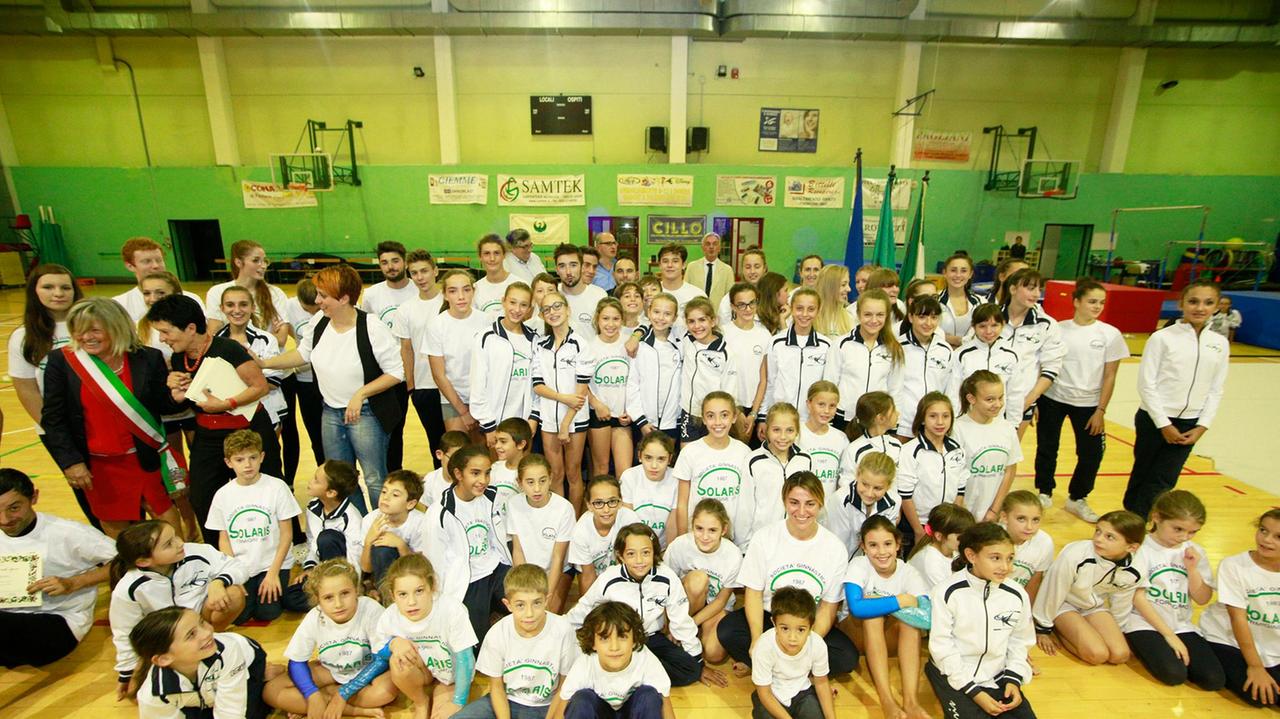 Il sindaco con una delle società sportive premiate al galà di Formigine