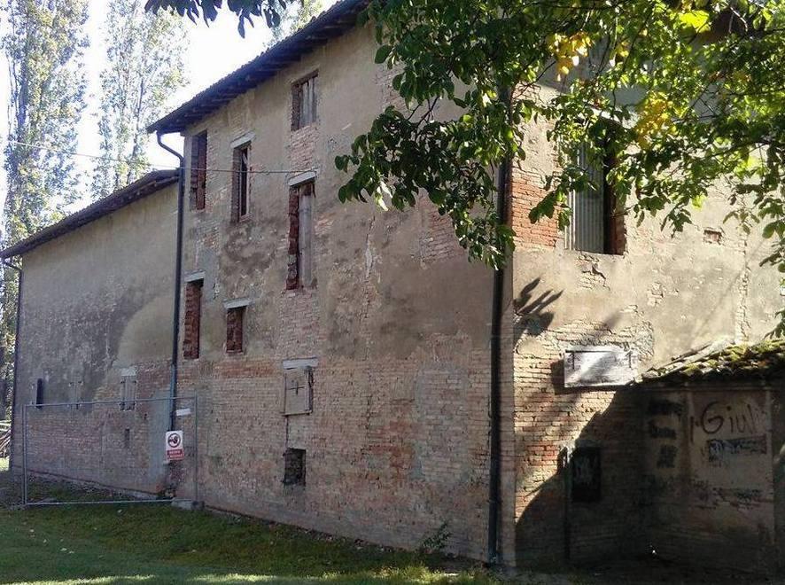 Baby vandali appiccano il fuoco di fianco alla chiesa 