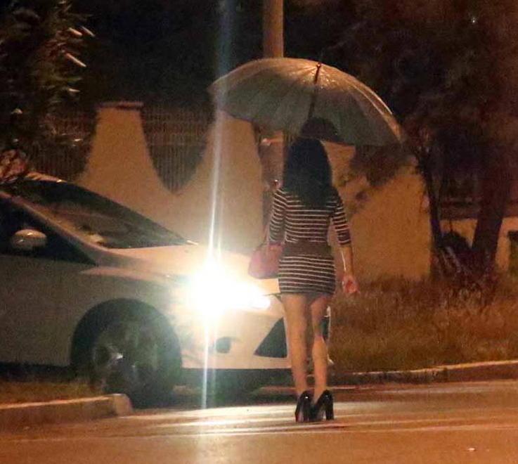 Via le prostitute dalla strada ma l’ordinanza non serve 