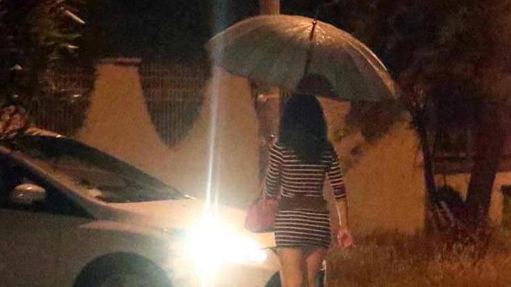 Via le prostitute dalla strada ma l’ordinanza non serve