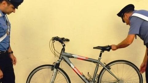 Sorpreso a rubare due biciclette