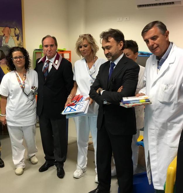 L’associazione nazionale Polizia di Stato dona giocattoli alla pediatria del San Luca