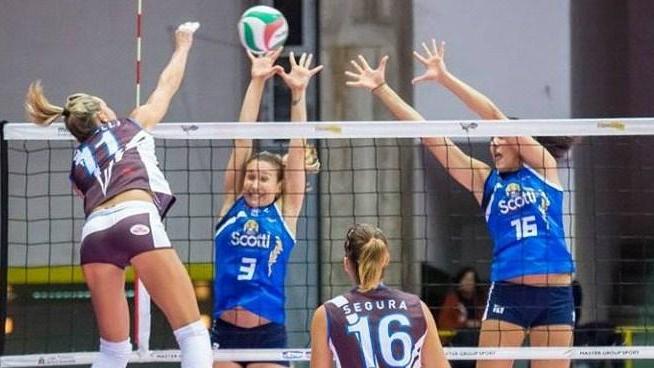 Volley stellare con il trofeo Geovillage