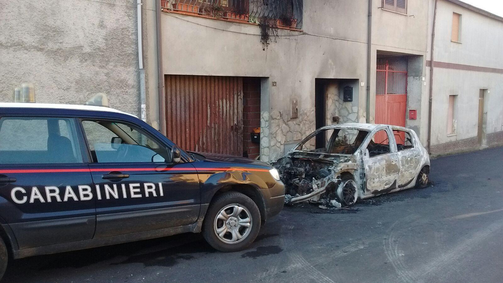 L'auto distrutta dall'incendio