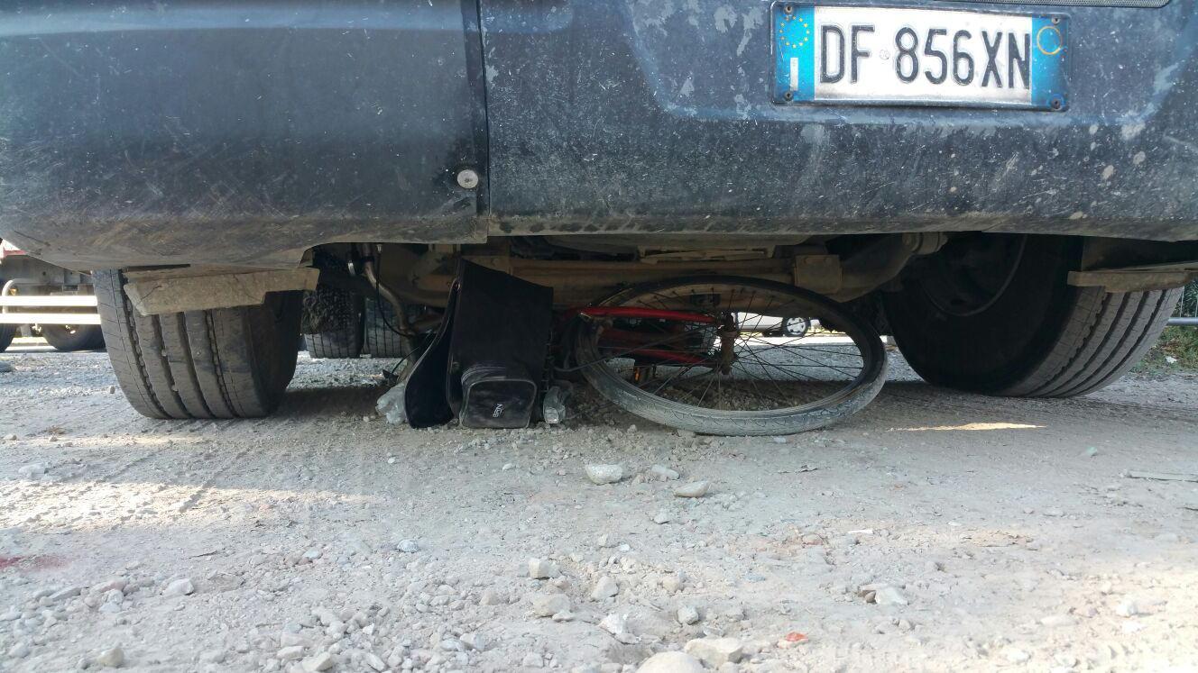 La bicicletta rimasta sotto il camion (Foto Fiorenzo Sernacchioli)