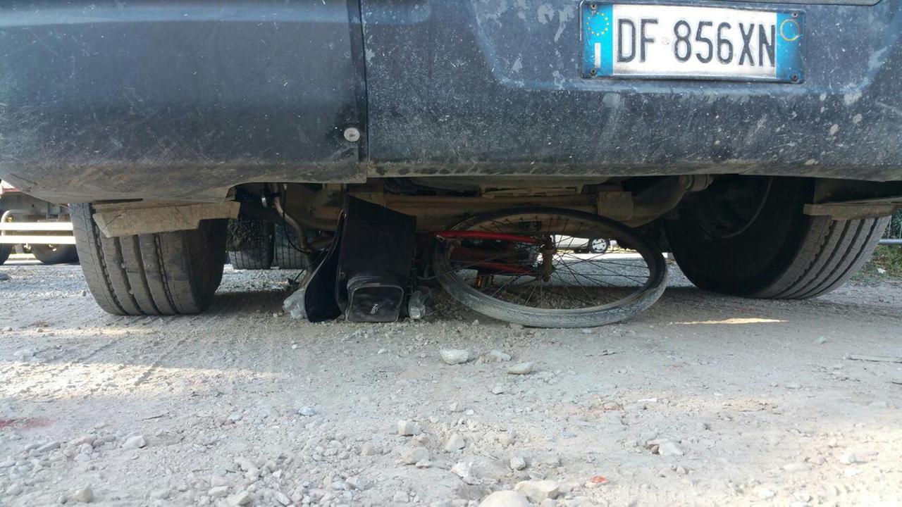 La bicicletta rimasta sotto il camion (Foto Fiorenzo Sernacchioli)
