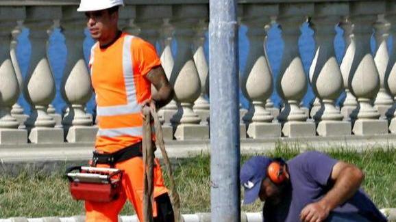Terrazza Mascagni, partiti i lavori ai lampioni pericolanti