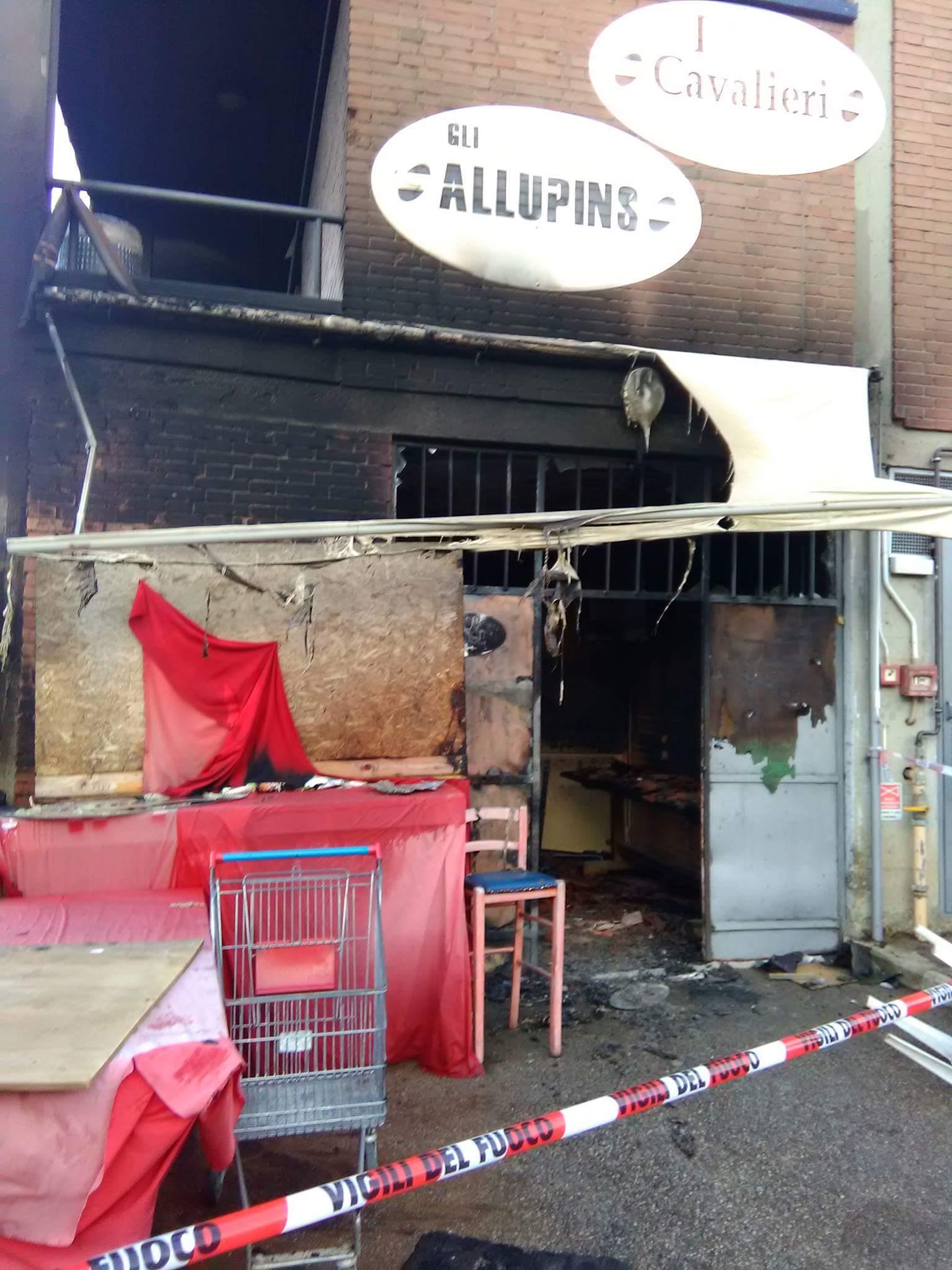 La palazzina del campo sportivo Montano distrutta dall'incendio