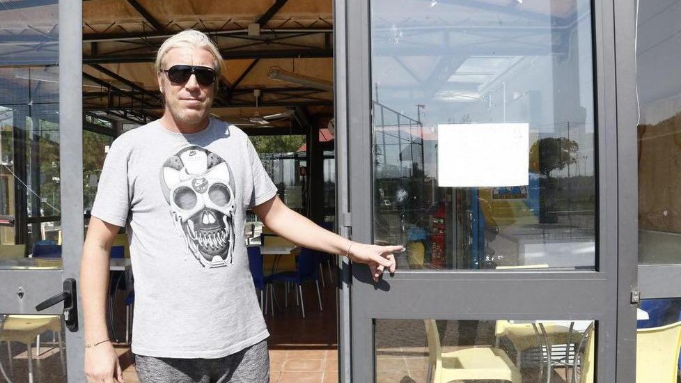 Svaligiato il bar dei baby amaranto, rubate birre e gelati