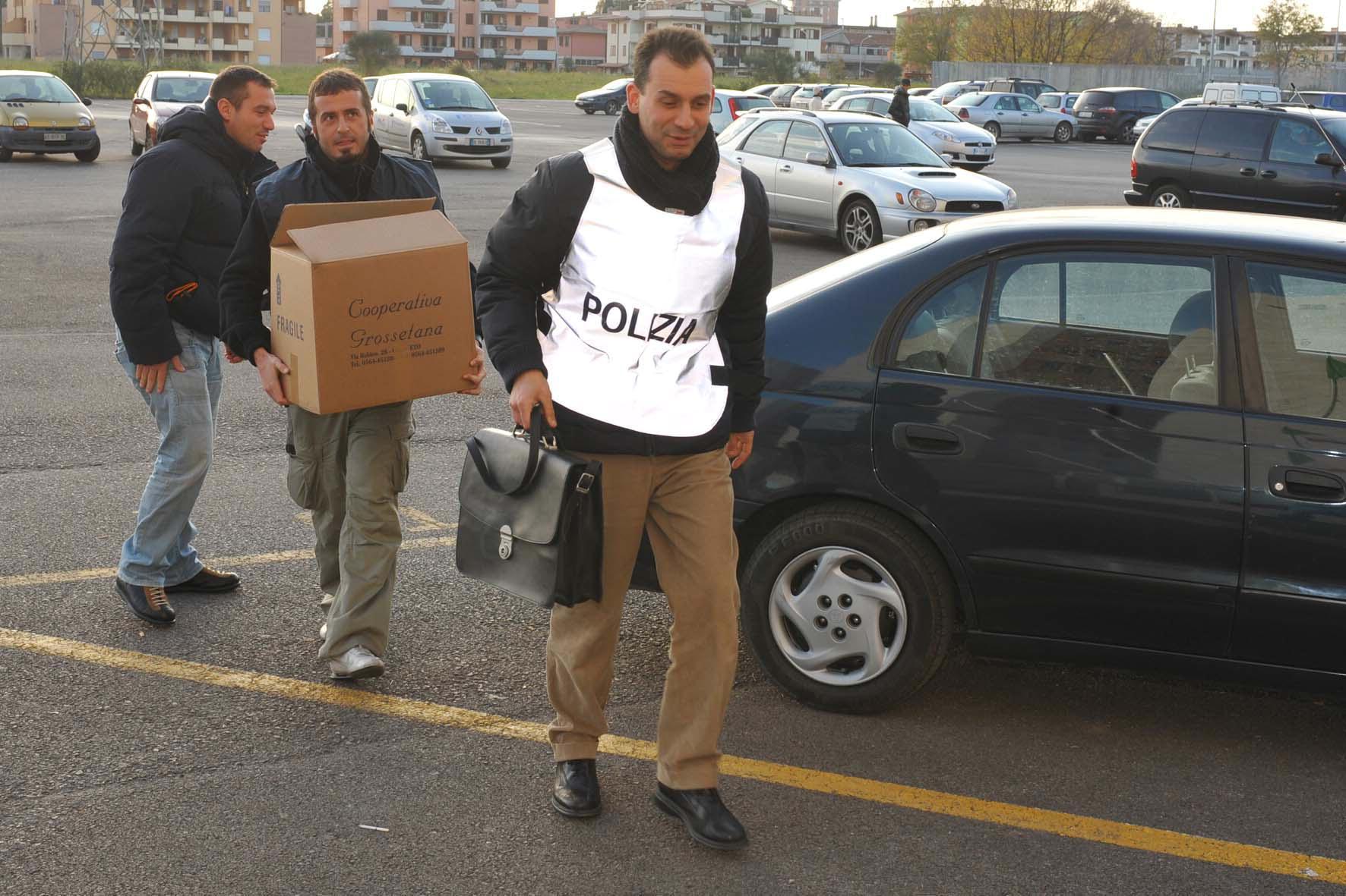 Dicembre 2009: i sequestri della polizia (foto Bf)