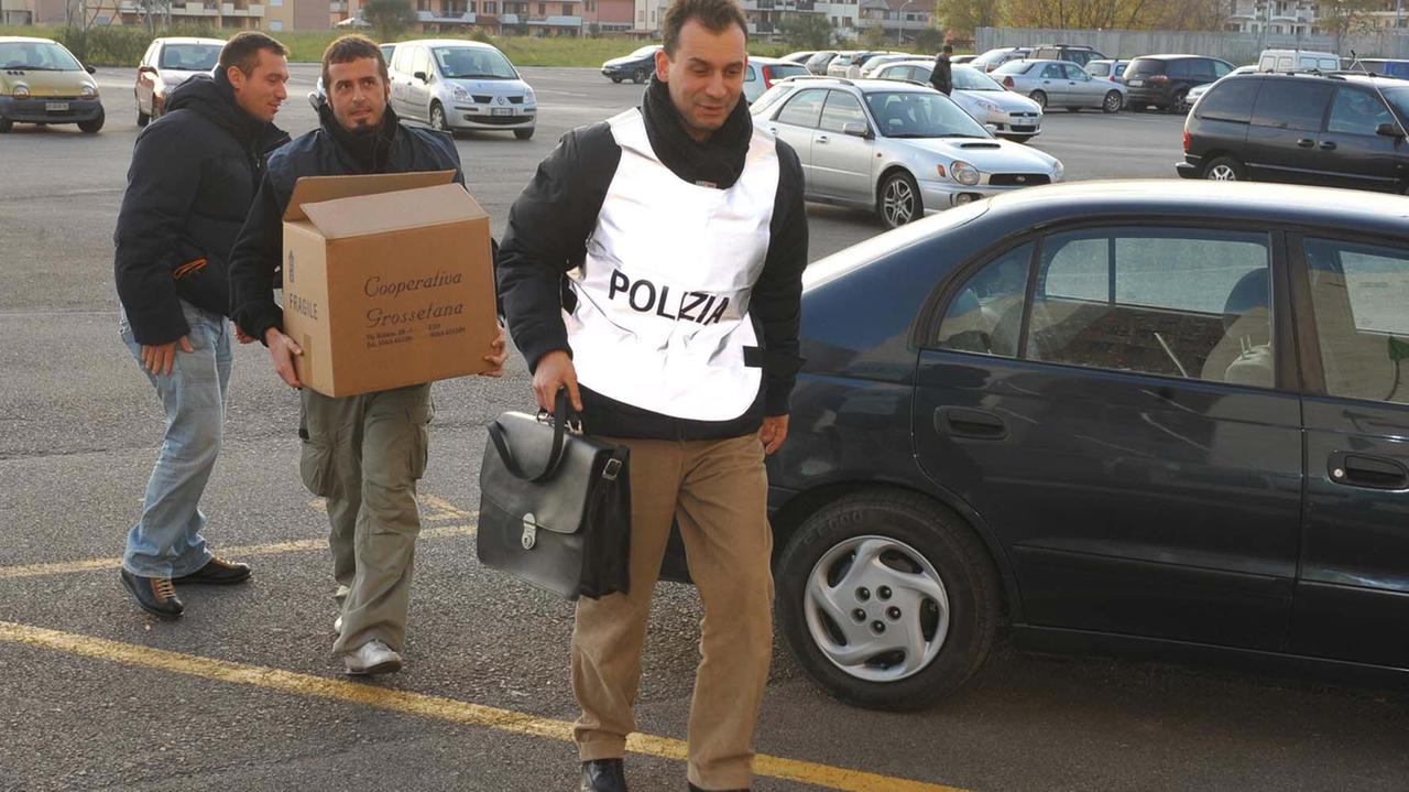 Dicembre 2009: i sequestri della polizia (foto Bf)