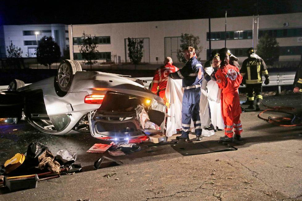 Schianto di notte con l'auto rubata: muore il guidatore