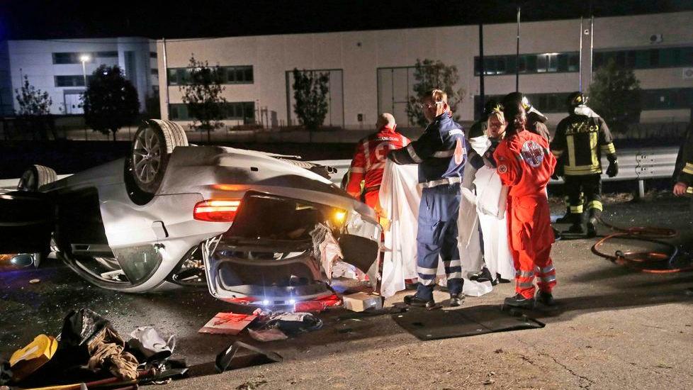 Schianto di notte con l'auto rubata: muore il guidatore