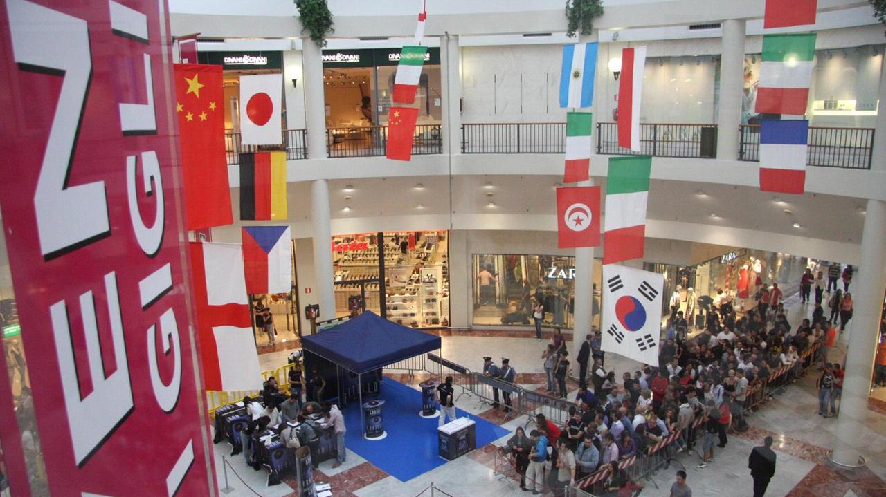 L'interno del centro commerciale I Gigli