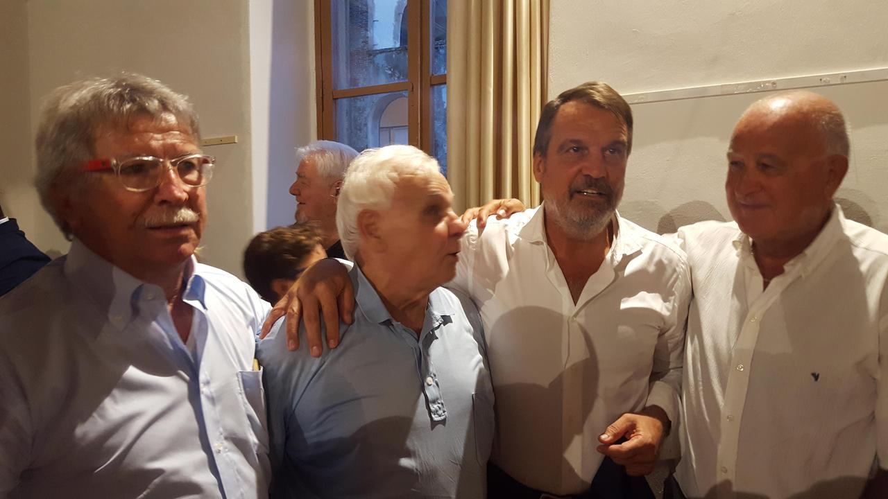 Nella foto l'abbraccio fra Marco Tardelli e Roberto Balestri (accanto a lui) che è stato il suo primo allenatore nel Pisa