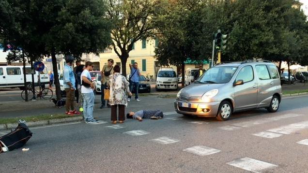La donna investita sul viale Carducci (foto Laura Lezza)