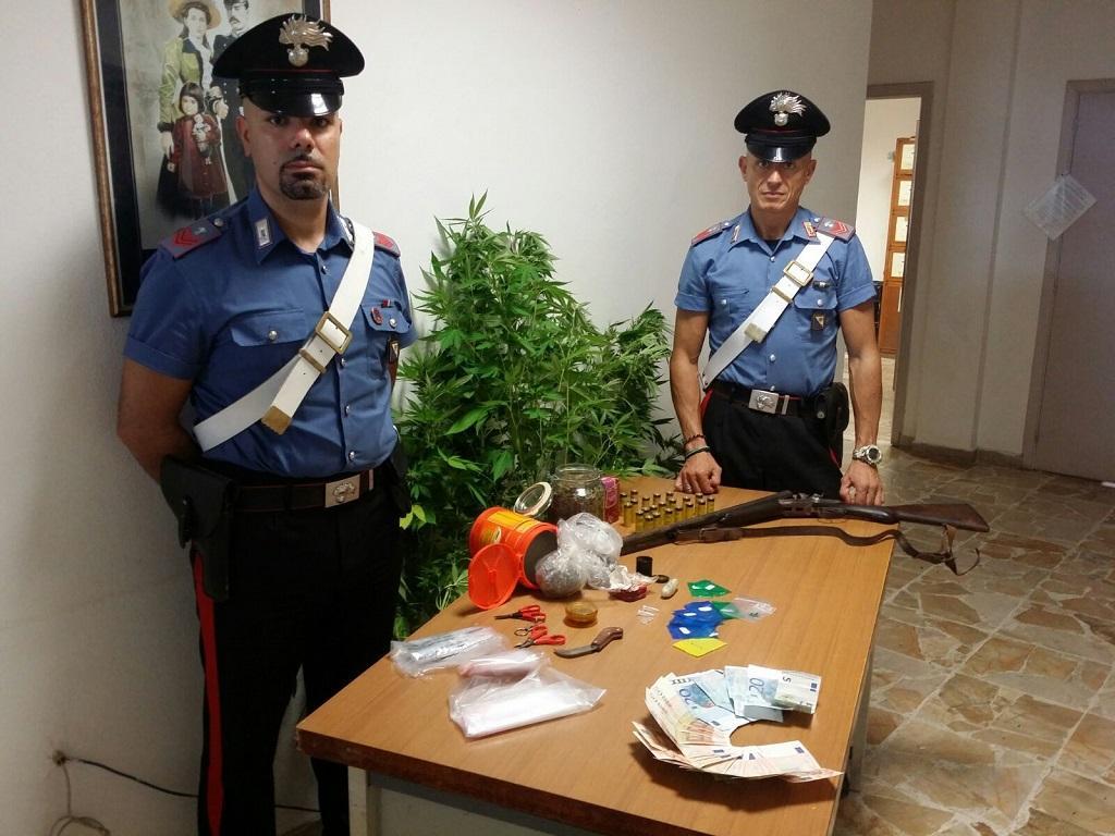 La droga e il fucile sequestrati dai carabinieri a Guspini (Onnis)