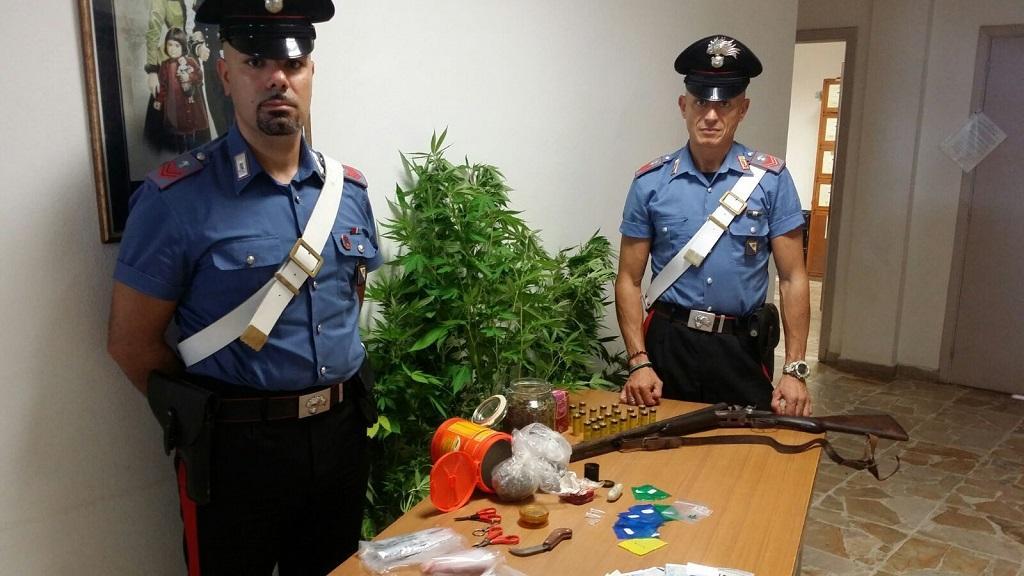 La droga e il fucile sequestrati dai carabinieri a Guspini (Onnis)