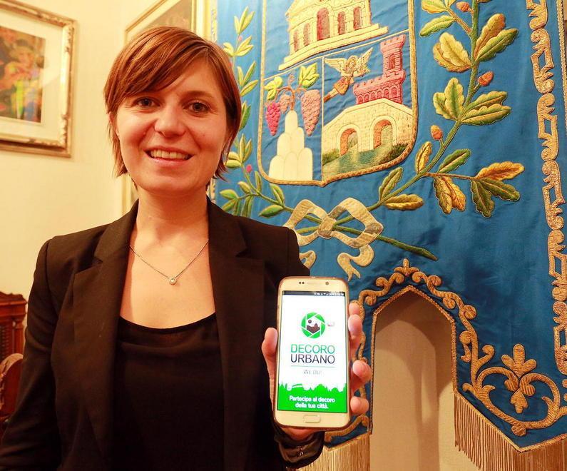 La sindaca Brenda Barnini mostra la app “Decoro urbano” (Foto Agenzia Carlo Sestini)