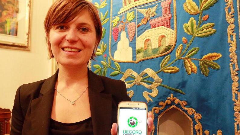 La sindaca Brenda Barnini mostra la app “Decoro urbano” (Foto Agenzia Carlo Sestini)