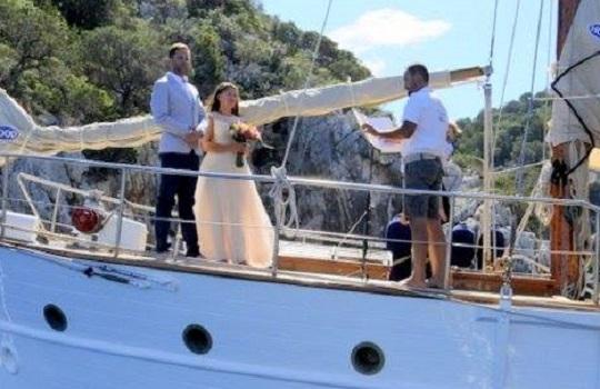 Dalla Repubblica Ceca a Cala Gonone per sposarsi a bordo del veliero
