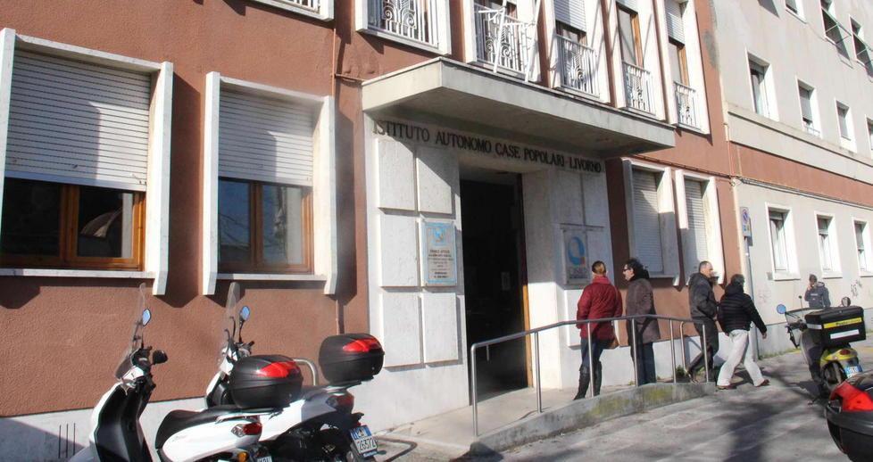 Reddito di 189mila euro, ha la casa popolare 