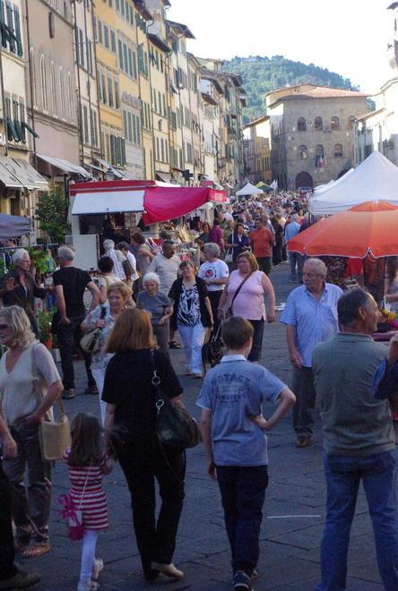 Acquisti e degustazioni con “Street food & shops”