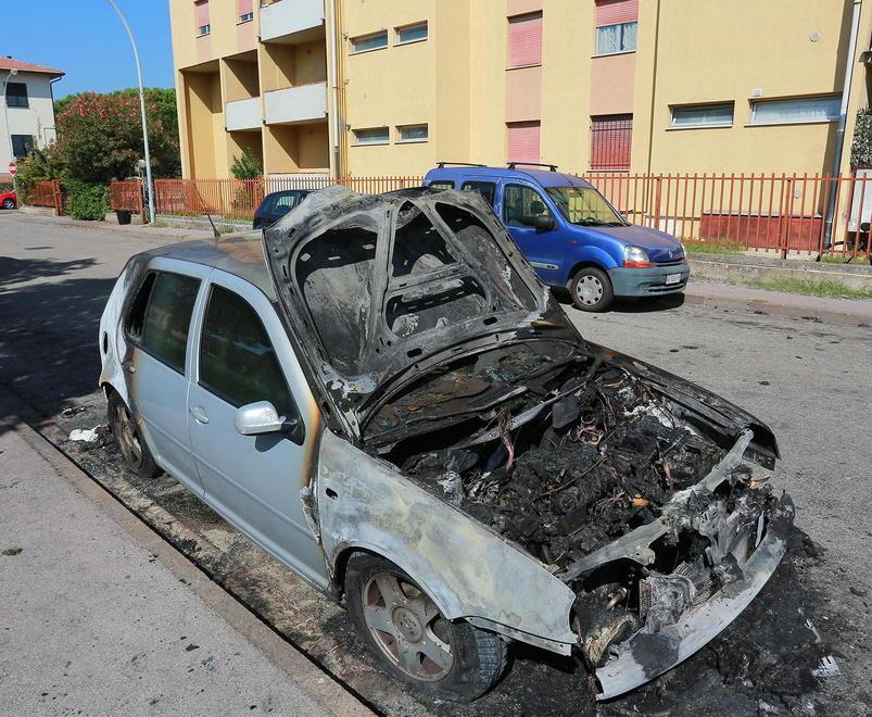 Incendia l'auto della ex compagna 