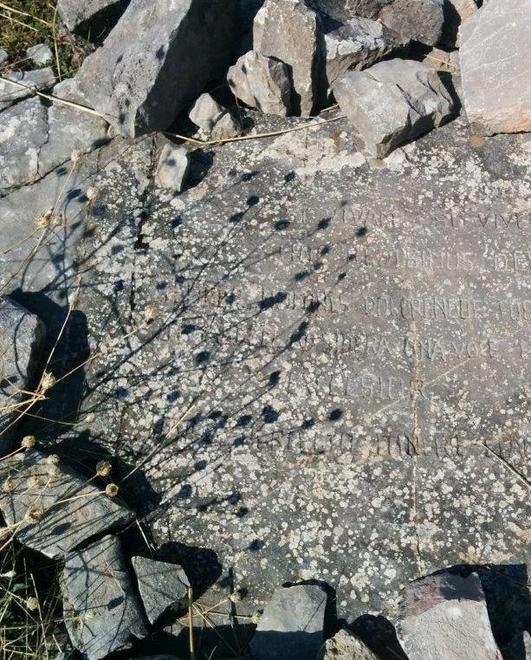 La misteriosa lapide da proteggere 