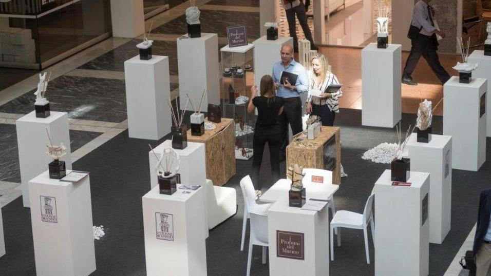 Red carpet d’autore per i profumi del marmo