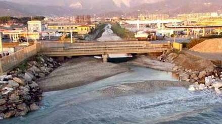 Grillini e Pd: stop ai lavori alla foce del Carrione