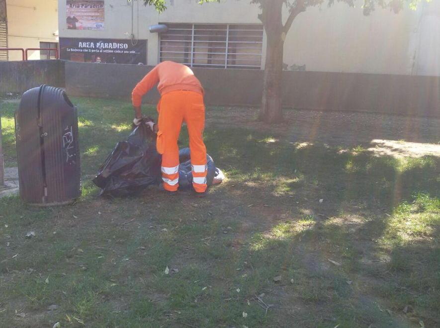 Vendono merce falsa sotto le finestre dei vigili 