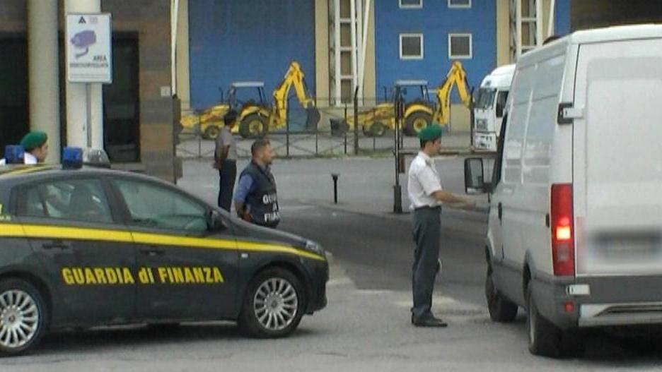 Carburante al nero 2 distributori multati