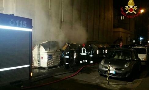 Due cassonetti in fiamme nella notte